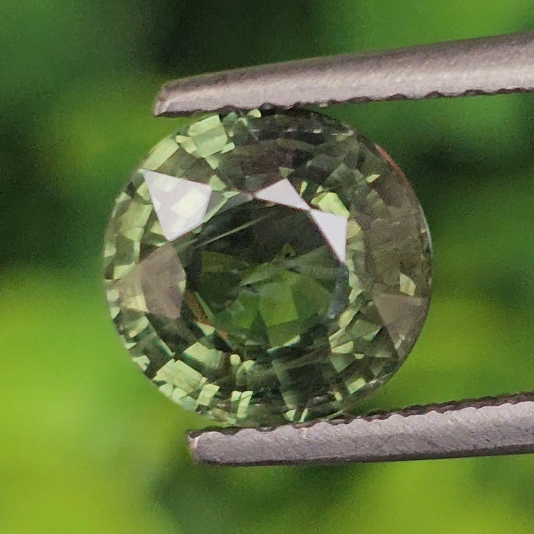 พลอย เขียวส่อง (Green Sapphire) 2.07 กะรัต (Cts.) พลอยแท้ อัญมณีมงคลประจําวันเกิด เครื่องประดับพลอย