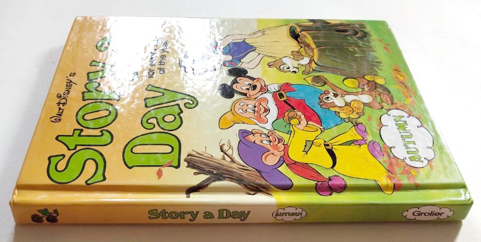 หนังสือภาพการ์ตูนดิสนีย์น่ารัก ปกแข็ง ฉบับภาษาอังกฤษ เล่าเรื่องราวของทุกวันในฤดูใบไม้ร่วง ผ่านตัวการ์ตูนจากดิสนีย์ Story a Day for every day of the year , Autumn