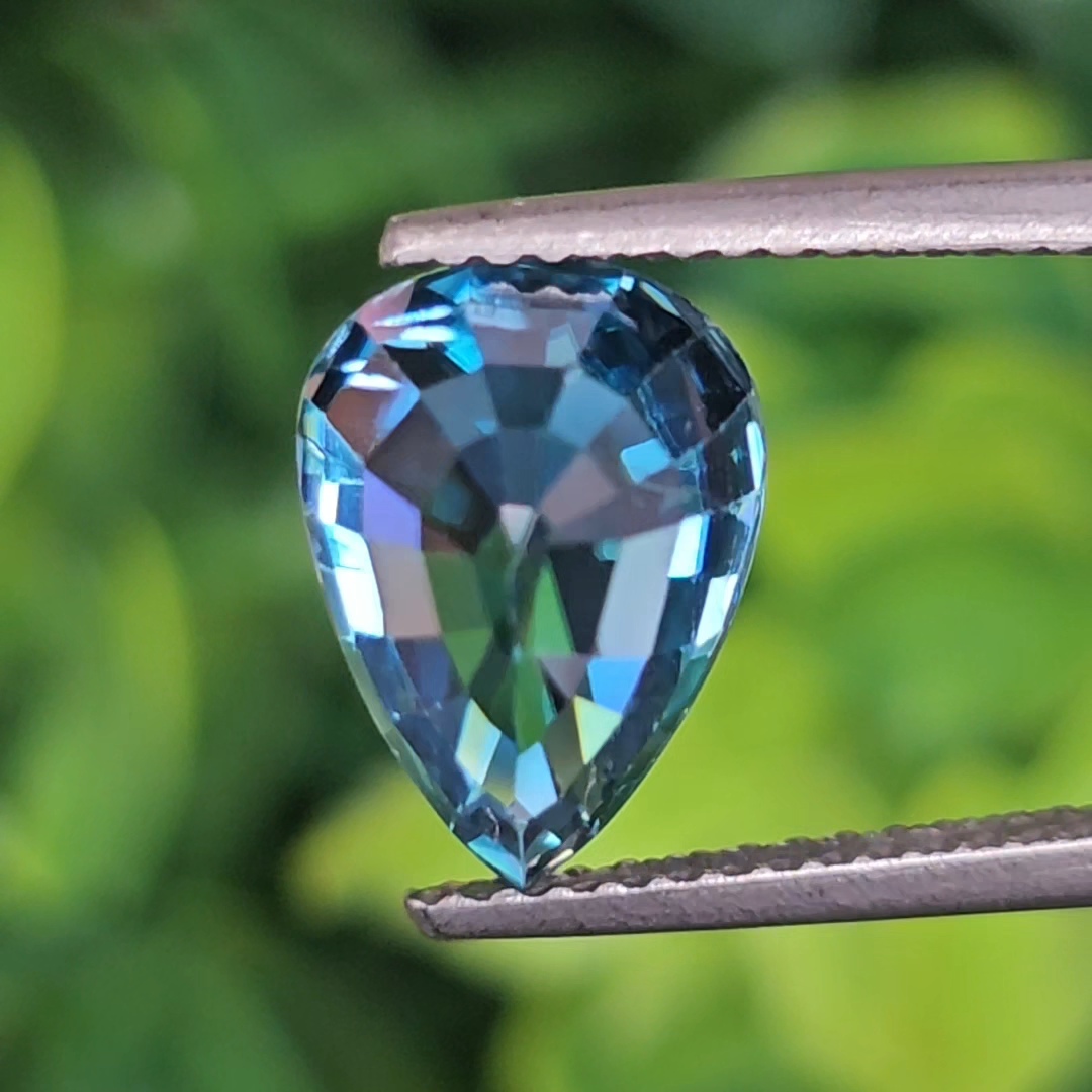 พลอย เพทาย (Zircon) 5.55 กะรัต (Cts.) พลอยแท้ อัญมณีมงคลประจําวันเกิด เครื่องประดับพลอย