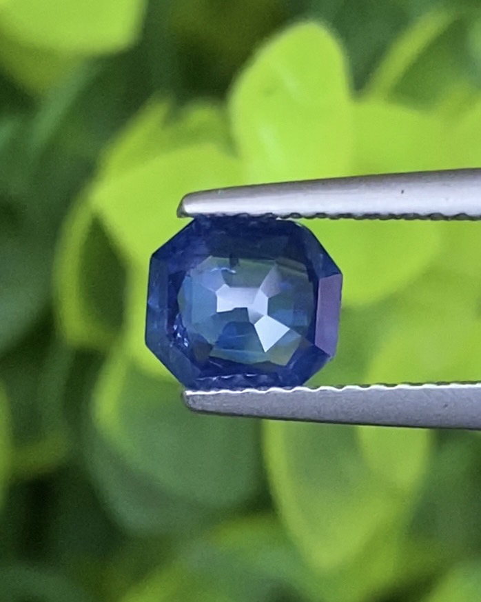 ไพลิน (Blue Sapphire) 1.21 กะรัต (Cts.) สีพิเศษ คอนฟลาวเวอร์ บลู (Cornflower Blue) พร้อมใบเซอร์ 2 ใบ พลอยแท้ อัญมณีมงคลประจําวันเกิด เครื่องประดับพลอย