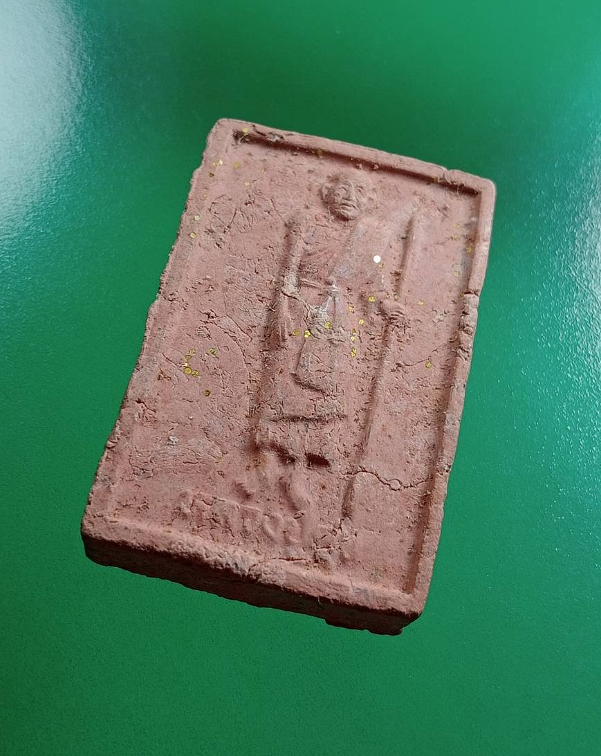 ผ2951 พระผง หลวงปู่ศุข วัดปากคลองมะขามเฒ่า จ.ชัยนาท หลังมณฑป รุ่นเนื้อกระเบื้องมณฑป ปี2546