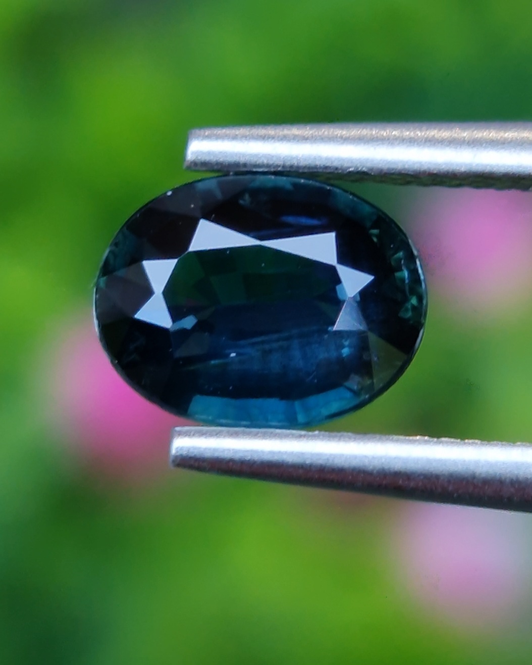 พลอย เขียวส่อง Green Sapphire 1.12 กะรัต (Cts.) ดิบ Unheated พลอยแท้ อัญมณีมงคลประจําวันเกิด เครื่องประดับพลอย