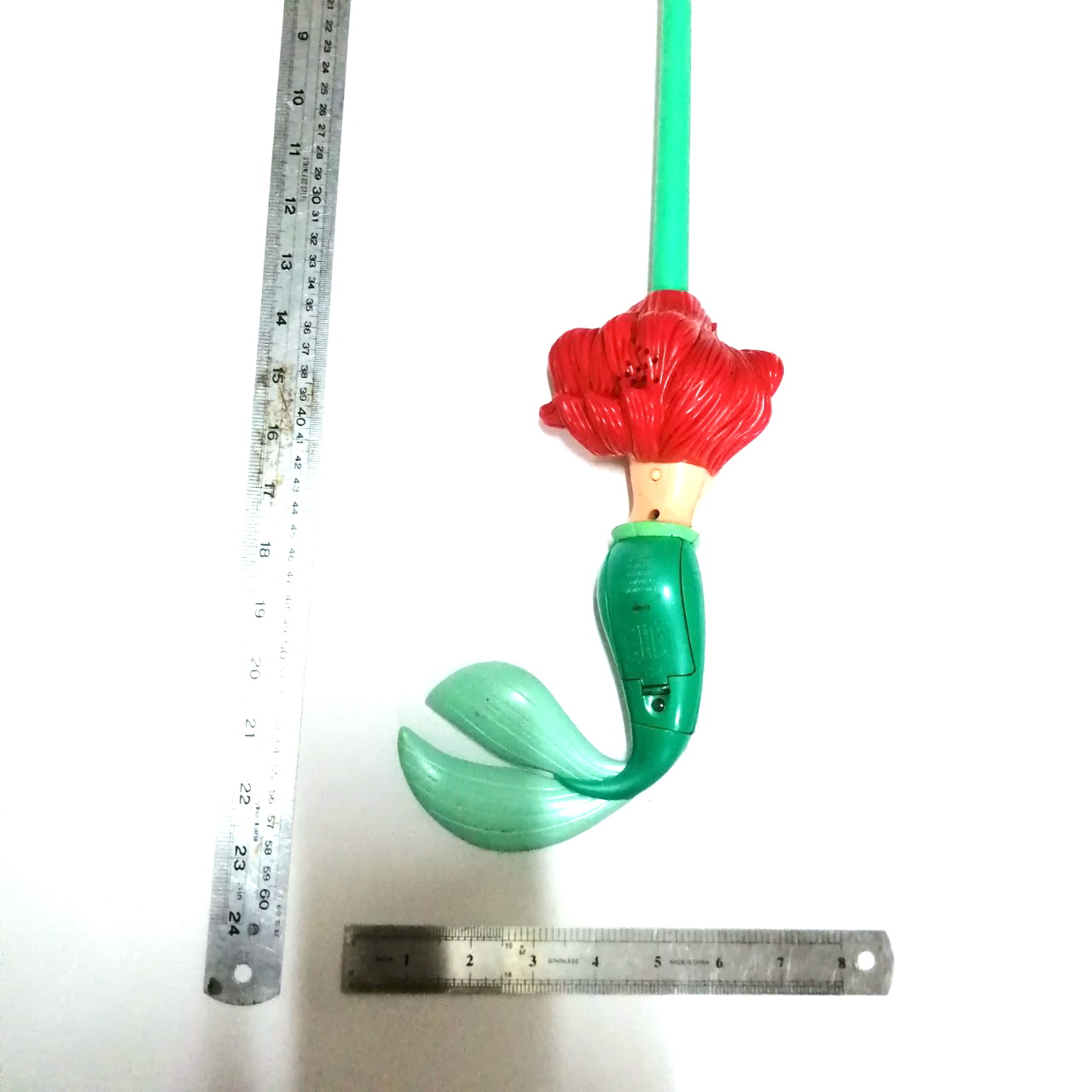 ของสะสมเจ้าหญิงแอเรี่ยล ขนาดประมาณ10นิ้ว ตามภาพ เป็นแท่งไฟ ***ระบบแบตเตอรี่ ทำงานไม่สมบูรณ์ ไม่ใส่ถ่าน **ใช้เป็นของสะสมเท่านั้น Disney's Ariel **มีตำหนิบ้าง ตามภาพ