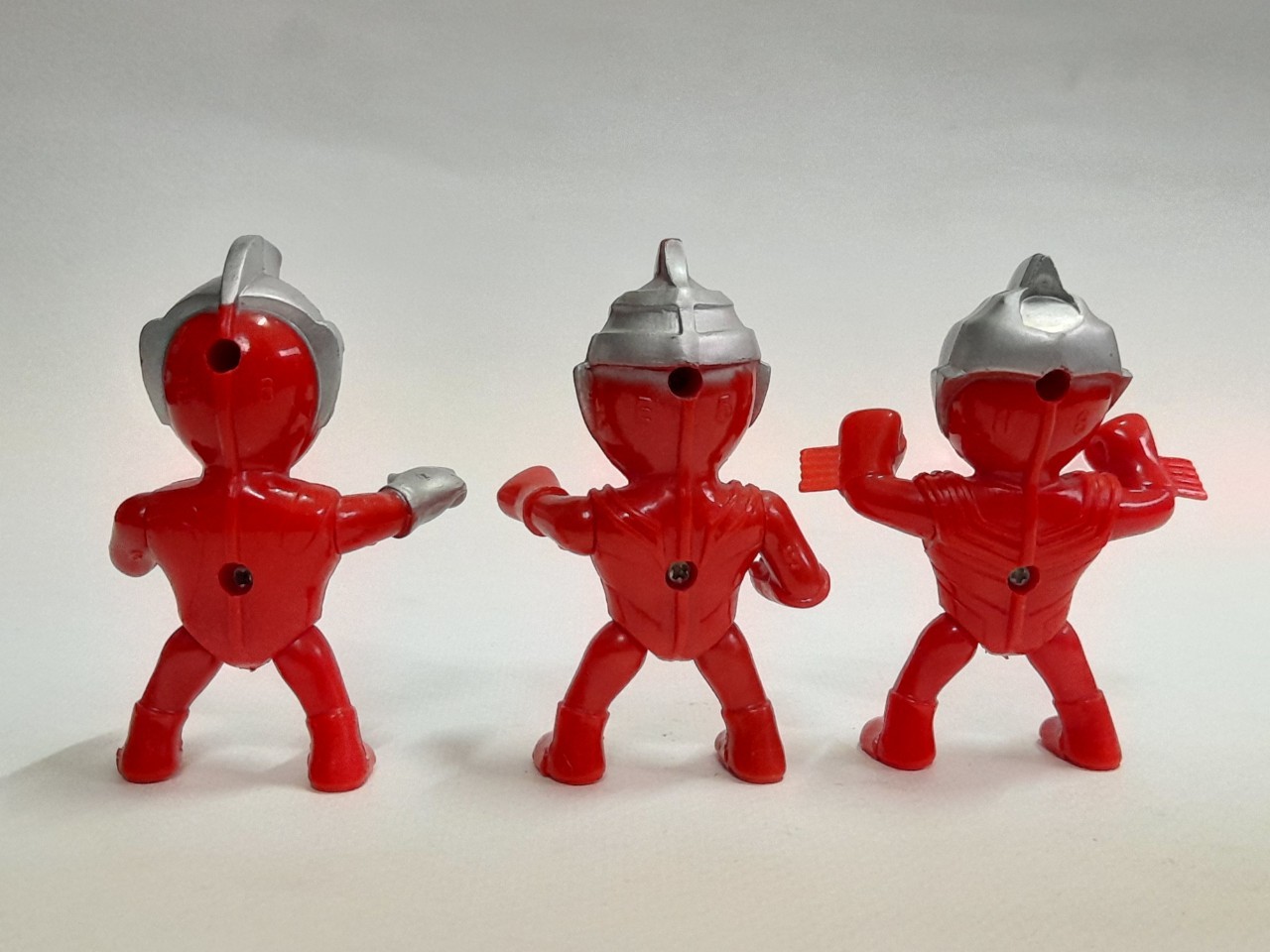 มีหลายภาพ,เซ็ทอุลตร้าแมน งานพลาสติก งานเก่าเรทโทร ไม่มีตัวปั๊ม ขนาดตามรูป มีอุลตร้าแมนคอสมอส,อุลตร้าแมนไกอา และอุลตร้าแมนทีก้า ค่อนข้างหายากงานเก่าสภาพดีมีรอย มีตำหนิบ้าง