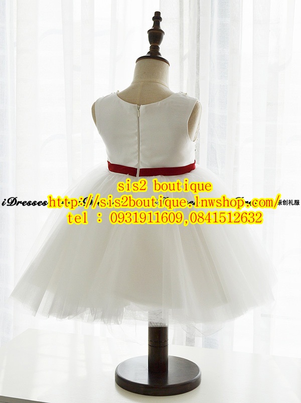 Pre-order ชุดราตรีเด็ก ชุดออกงาน สไตล์เจ้าหญิง สีขาว ปักเลื่อม ปักมุกที่คอ คาดเอวด้วยผ้าซาตินสีไวน์แดง กระโปรงตาข่ายตกแต่งเป็นชั้น ๆ สวยหรู