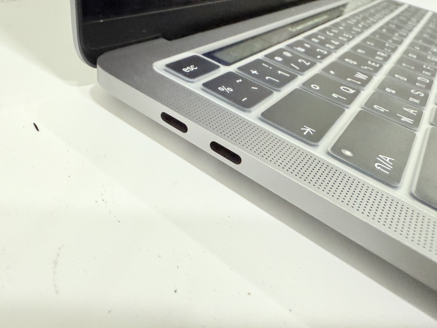 Apple Macbook Pro 13" 2022(M2/8GB/M.2 256GB)+Adapter