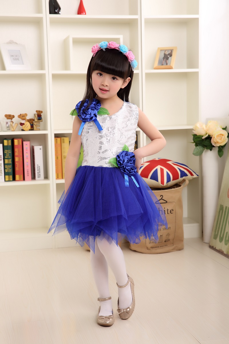 Pre-order ชุดแฟนซี ชุดแสดง แขนกุด คอกลม ปักเลื่อมช่วงอก แต่งดอกที่เอวและไหล่ กระโปรงตาข่ายเป็นชั้น ๆ