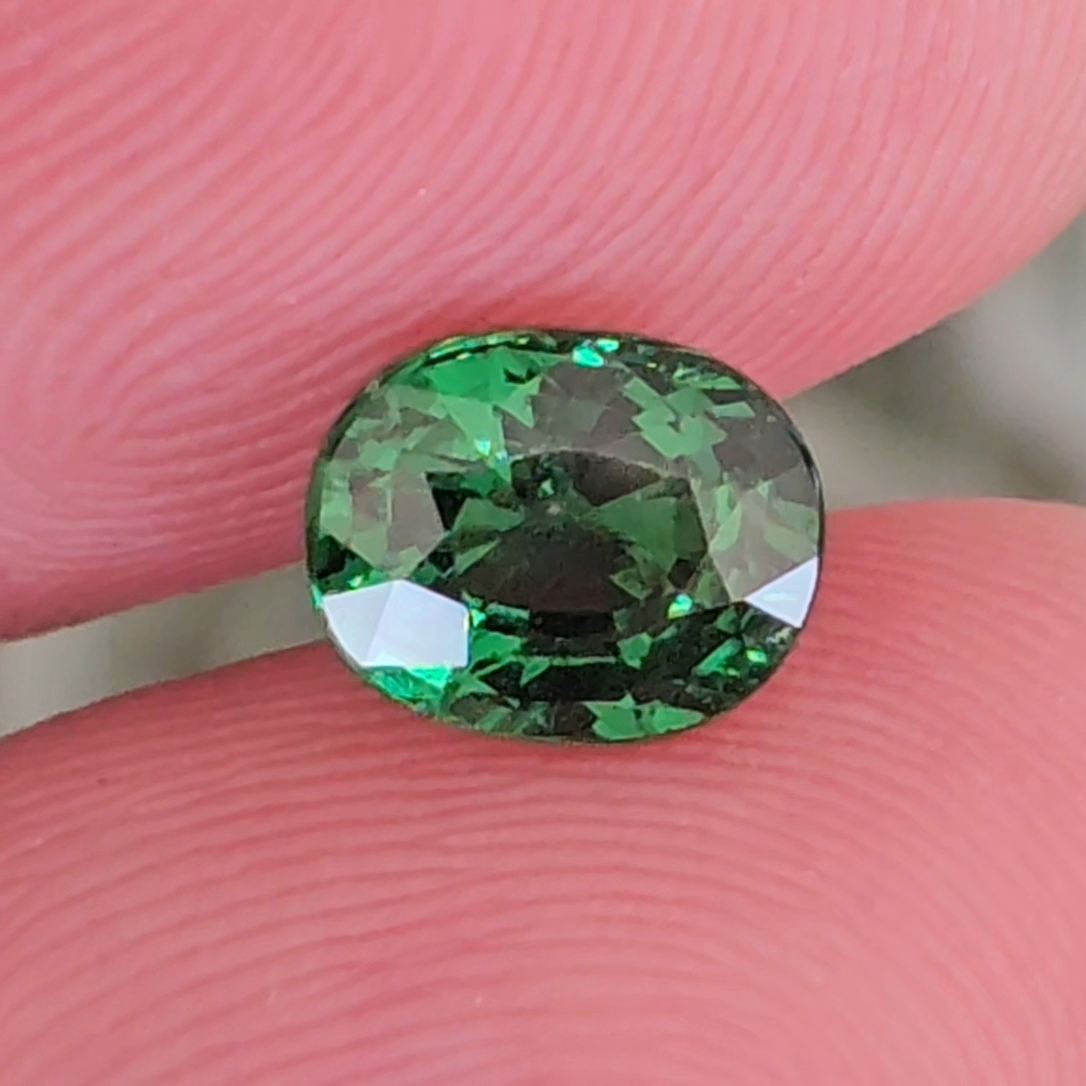 พลอย ซาโวไรท์ Tsavorite Garnet 1.36 กะรัต (Cts.) ดิบ Unheated พร้อมใบเซอร์ อัญมณีมงคลประจําวันเกิด เครื่องประดับพลอย