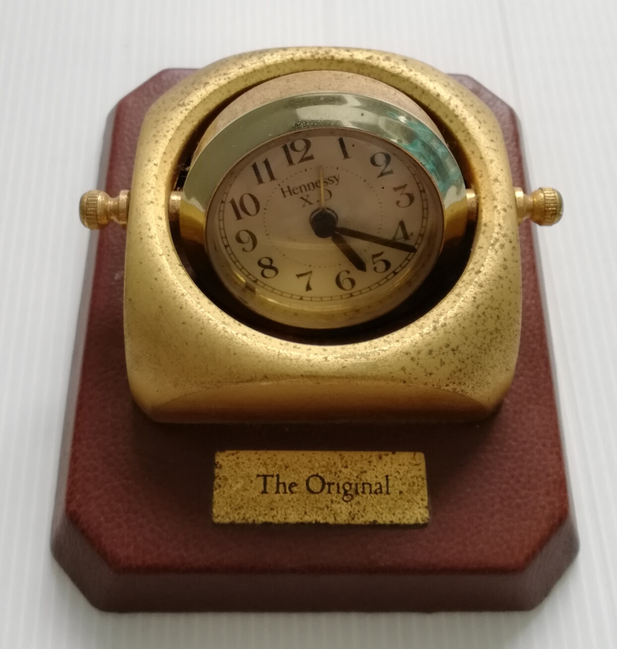 ของสะสม นาฬิกาเก่าจาก Hennessy X.O, The Original -Old Collectble Watch from Hennessy X.O, The Original ตัวเรือนเป็นเหล็ก ฐานรองสี่เหลี่ยมหุ้มหนัง PVC ด้านหลังบุกำมะหยี่, Its 'body is metal and the base coveted with PVC leather, back us Velvet, work