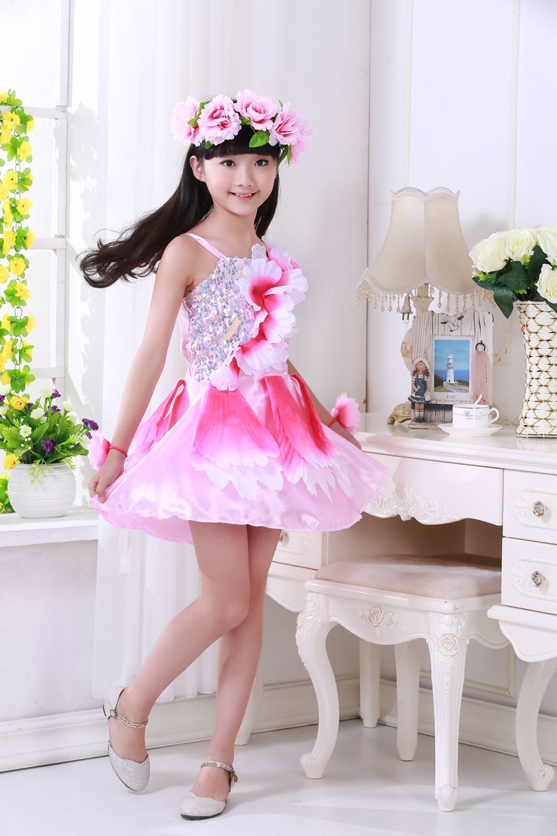 Pre-order ชุดแฟนซี ชุดแสดง ชุดกระโปรง สายเดี่ยว เกาะอก แต่งดอกไม้สามมิติ กระโปรงแต่งด้วยกลีบดอกไม้