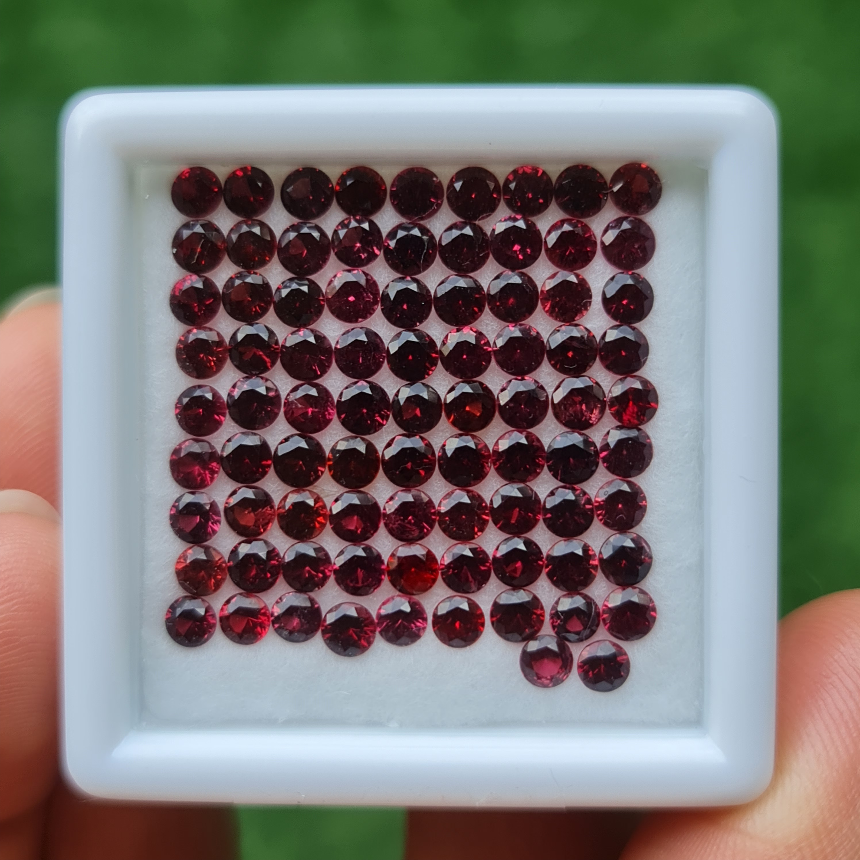 พลอย สปิเนล Spinel 10.03 กะรัต (Cts.) 83 เม็ด 3.0 มม. (mm.) พลอยแท้ อัญมณีมงคลประจําวันเกิด เครื่องประดับพลอย