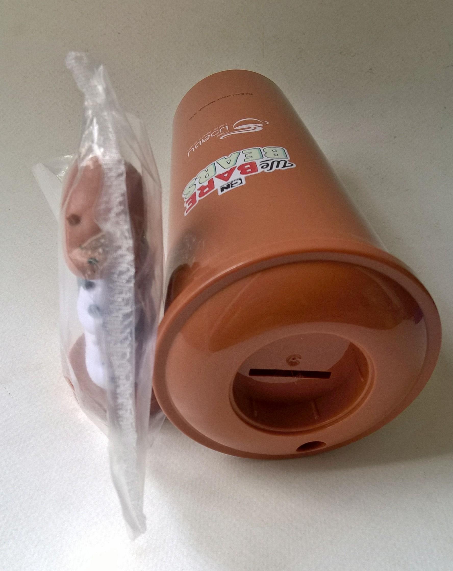 ของสะสมจากร้านกาแฟ "กาแฟมวลชน - Arabitia, we BARE BEARS" แก้วน้ำสีน้ำตาลหมีกริซ GRIZZ พร้อมท็อปเปอร์ หมี-ขี่หลังกัน3ตัว ขนาดประมาณ 25*10 cm. ท็อดท็อปเปอร์เป็นกระปุกออมสิน