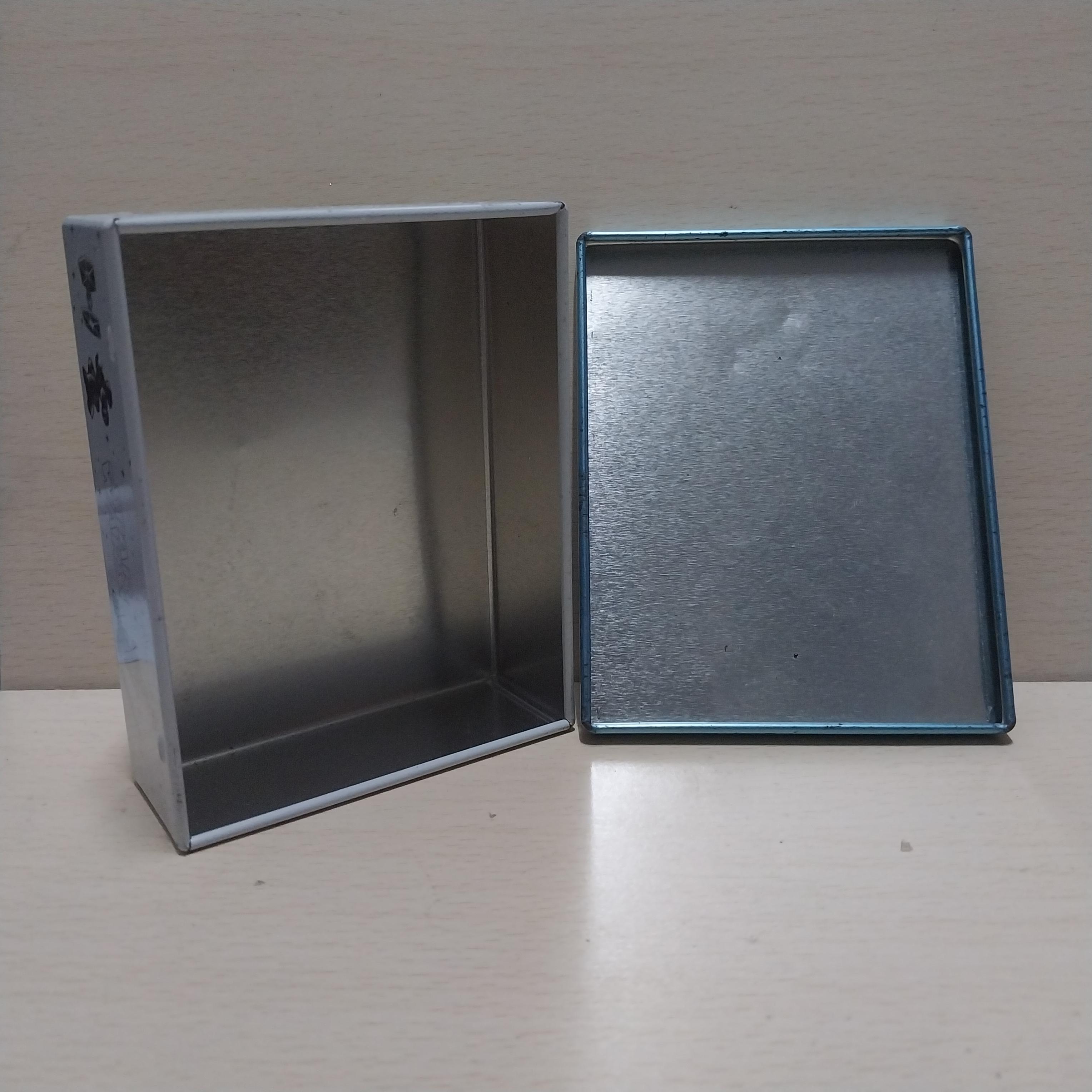 มีหลายภาพ มีรอยบ้าง ตามภาพ, กล่องโลหะลายสตาร์วอร์ ขนาดตามภาพ Star Wars Feel the Force ,Tokyo Disneyland