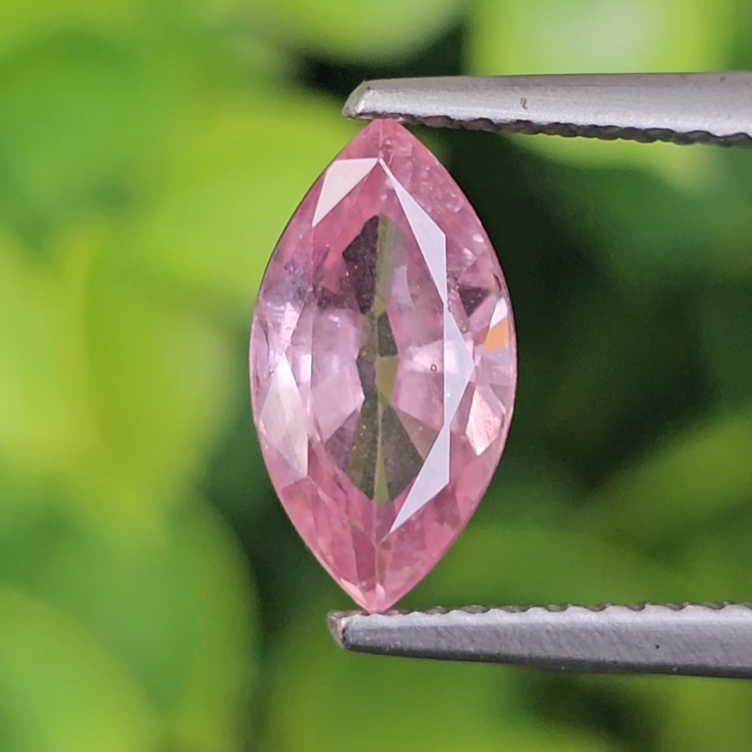 พลอย พัดพารัดชา Padparadscha Sapphire 2.45 กะรัต (Cts.) พร้อมใบเซอร์ พลอยแท้ อัญมณีมงคลประจําวันเกิด เครื่องประดับพลอย สำเนา สำเนา