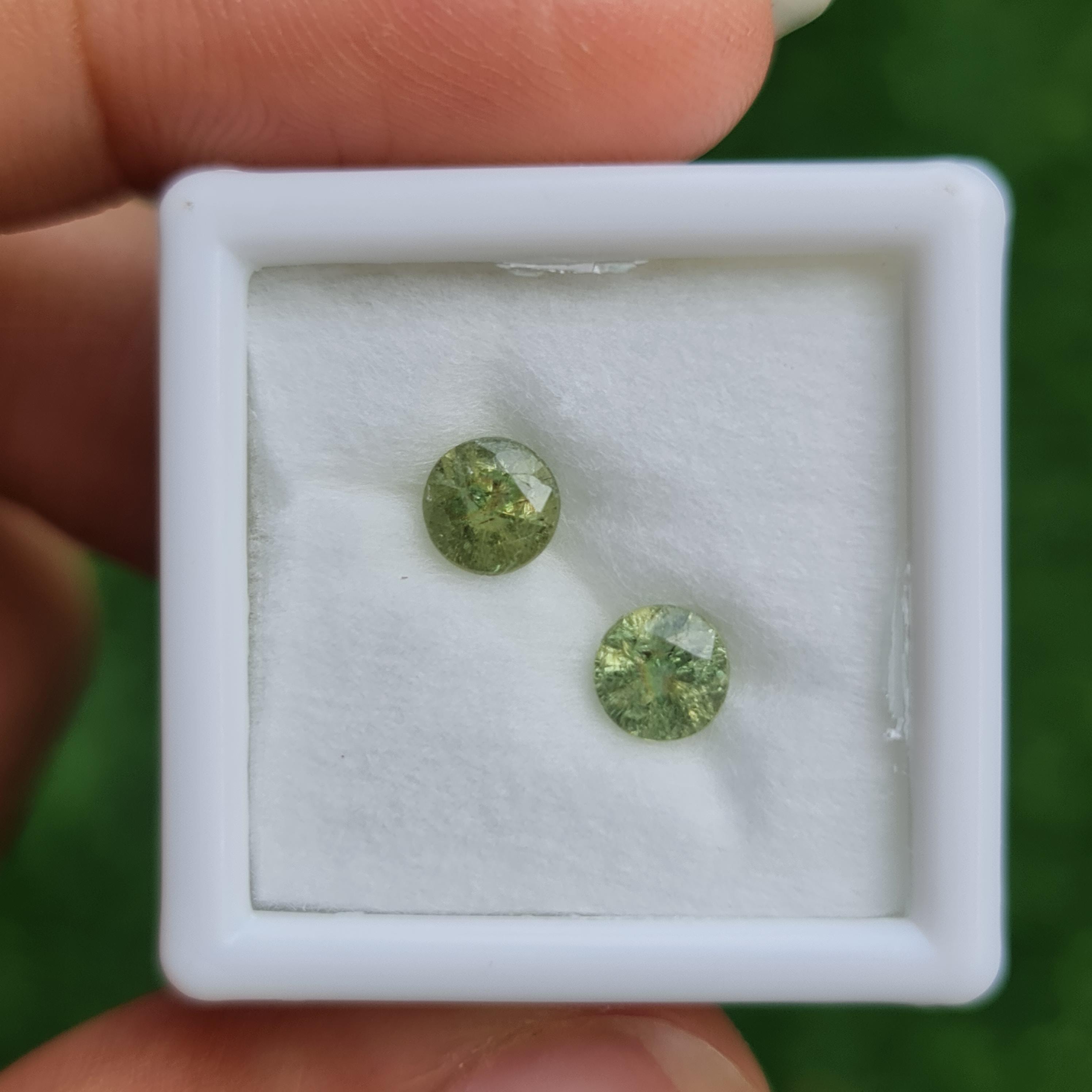 พลอย ดีแมนทรอยด์ การ์เน็ต Demantoid Garnet 1.14 Cts. 2 เม็ด (Pcs.) ดิบ Unheated พลอยแท้ อัญมณีมงคลประจําวันเกิด เครื่องประดับพลอย