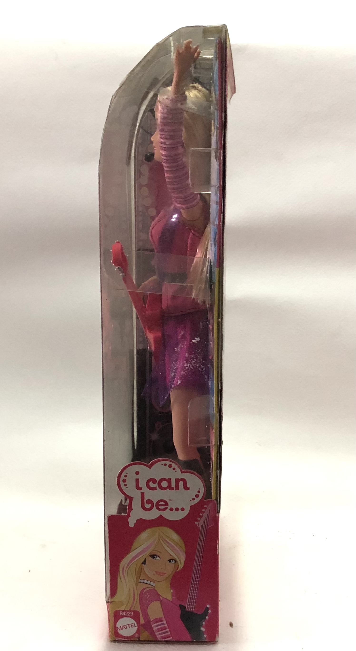 มือ1**มือด้านที่ยกมีตำหนิเล็กน้อยตามภาพ เก่าเก็บในกล่อง ตุ๊กตาบาร์บี้รุ่น I can be ...Rock Star. บาร์บี้อาชีพ