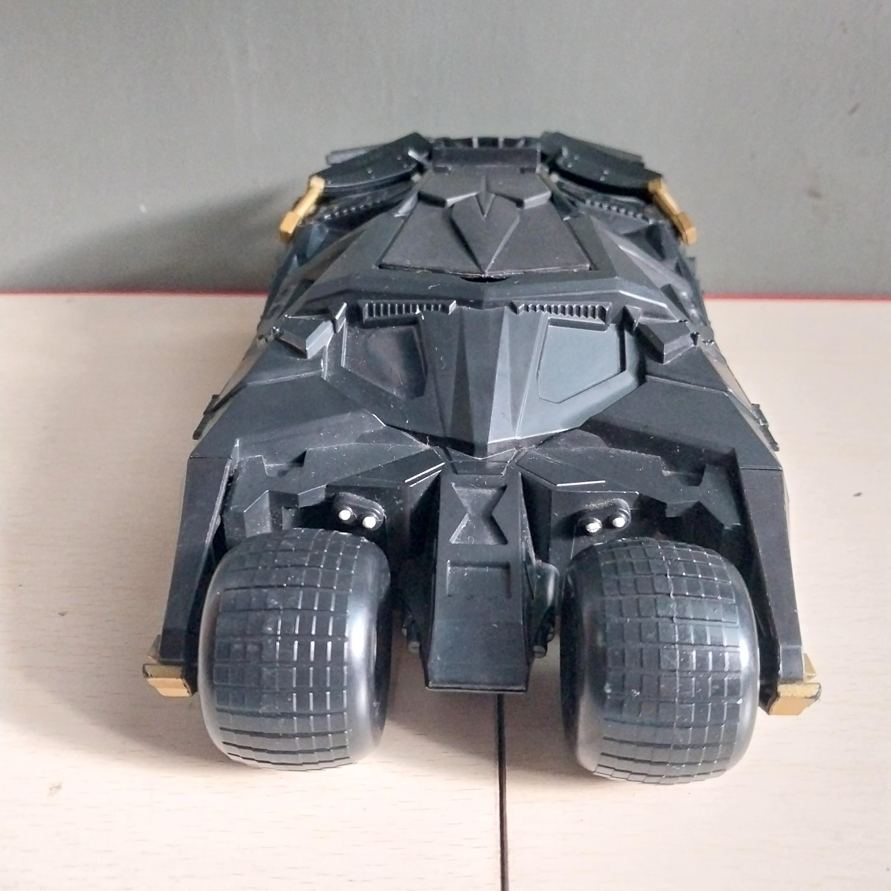 มีหลายภาพ #รถแบทแมน #Batmobile Tumbler จากภาพยนตร์เรื่อง The Dark Knight Rises ซึ่งผลิตโดย Mattel ในปี 2008