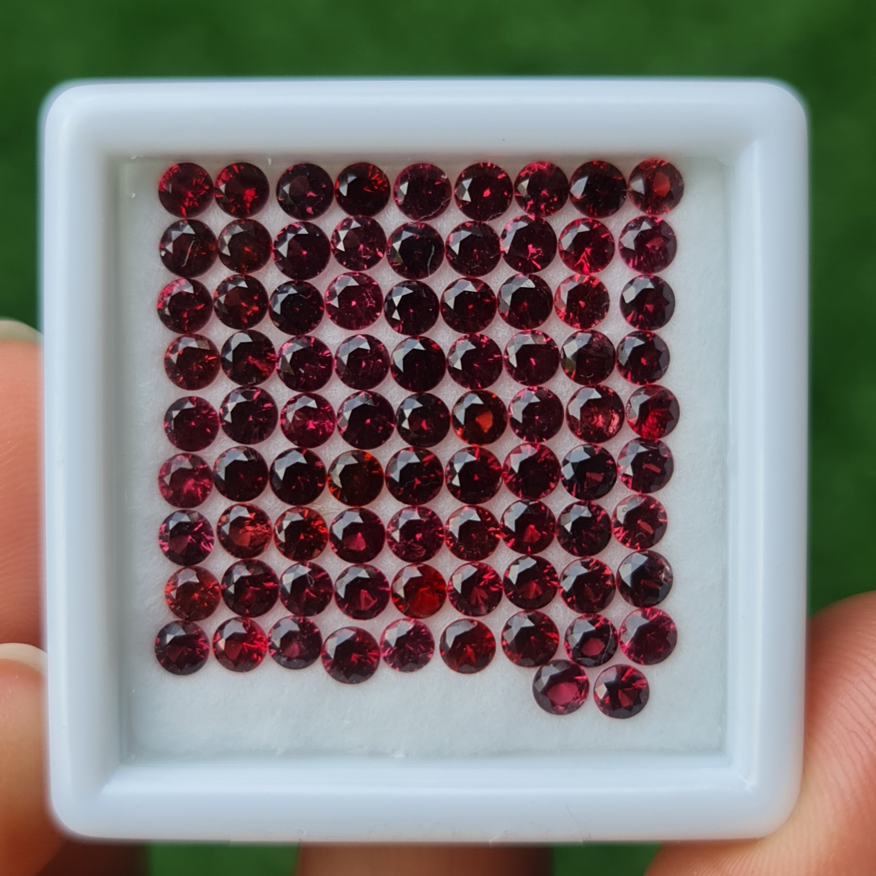 พลอย สปิเนล Spinel 10.03 กะรัต (Cts.) 83 เม็ด 3.0 มม. (mm.) พลอยแท้ อัญมณีมงคลประจําวันเกิด เครื่องประดับพลอย