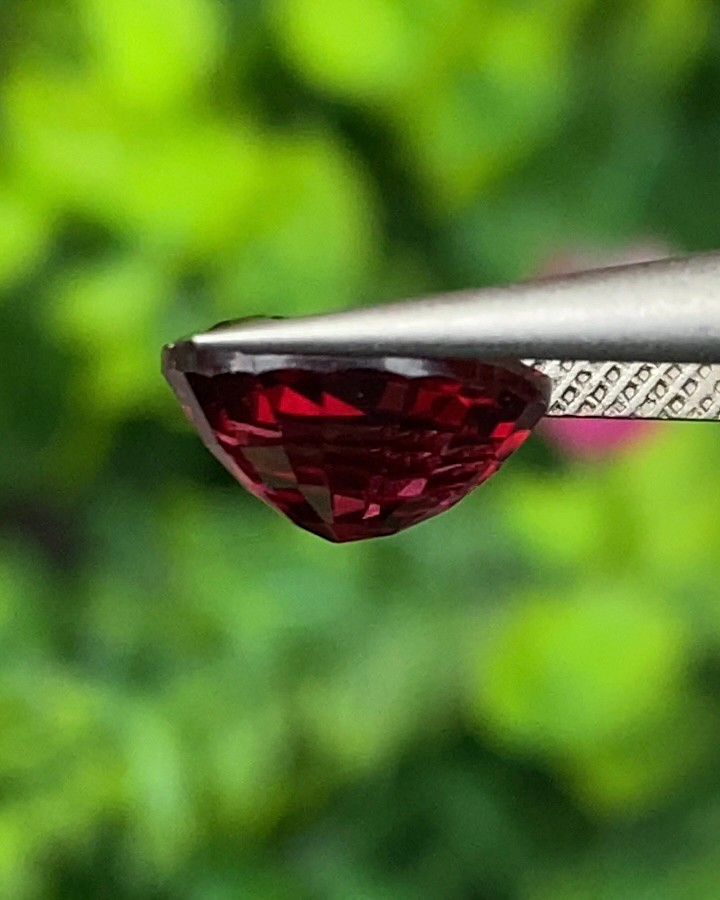 พลอย โรโดไลต์ กาเน็ท Rhodolite Garnet 2.61 กะรัต Cts.พลอยแท้ อัญมณีมงคลประจําวันเกิด เครื่องประดับพลอย