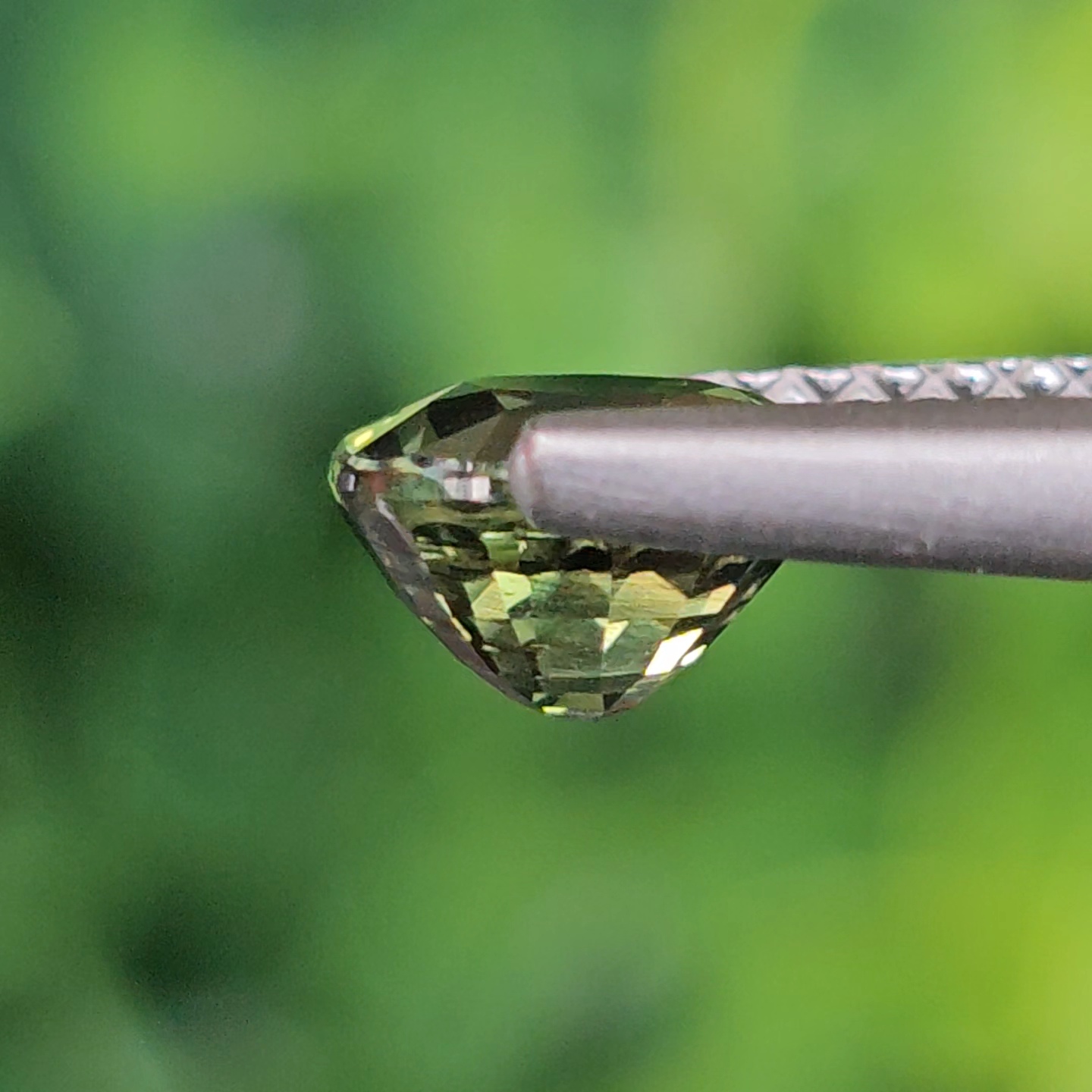 พลอย เขียวส่อง Green Sapphire 1.09 กะรัต (Cts.) ดิบ (Unheated) พร้อมใบเซอร์ (With Certificate) พลอยแท้ อัญมณีมงคลประจําวันเกิด เครื่องประดับพลอย