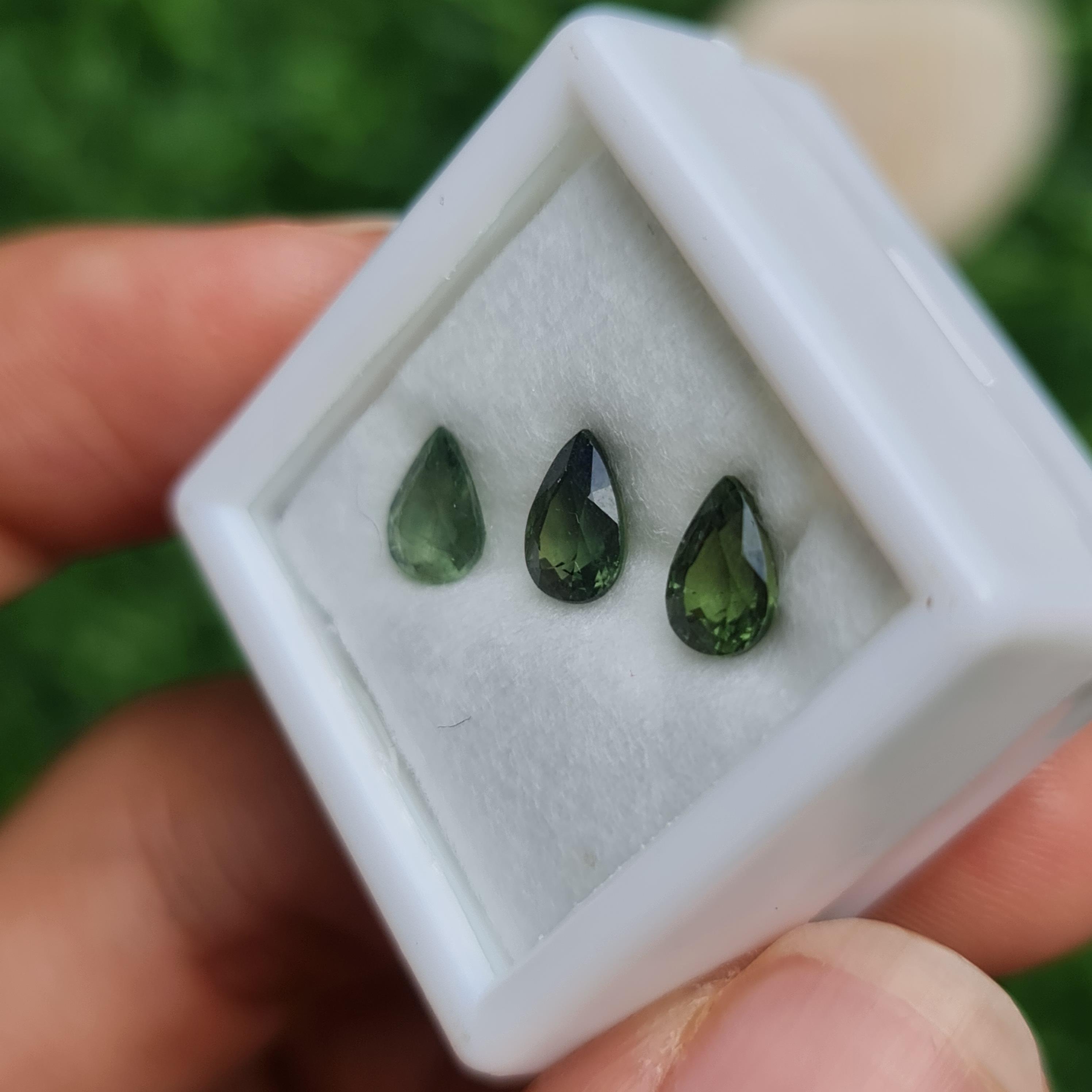 พลอย เขียวส่อง Green Sapphire 2.28 กะรัต (Cts.) ดิบ (Unheated) พลอยแท้ อัญมณีมงคลประจําวันเกิด เครื่องประดับพลอย