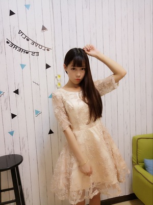 ชุดราตรีสั้นแขนสามส่วนปักดิ้นทั้งตัวเรียบหรู (ซิปหลัง)