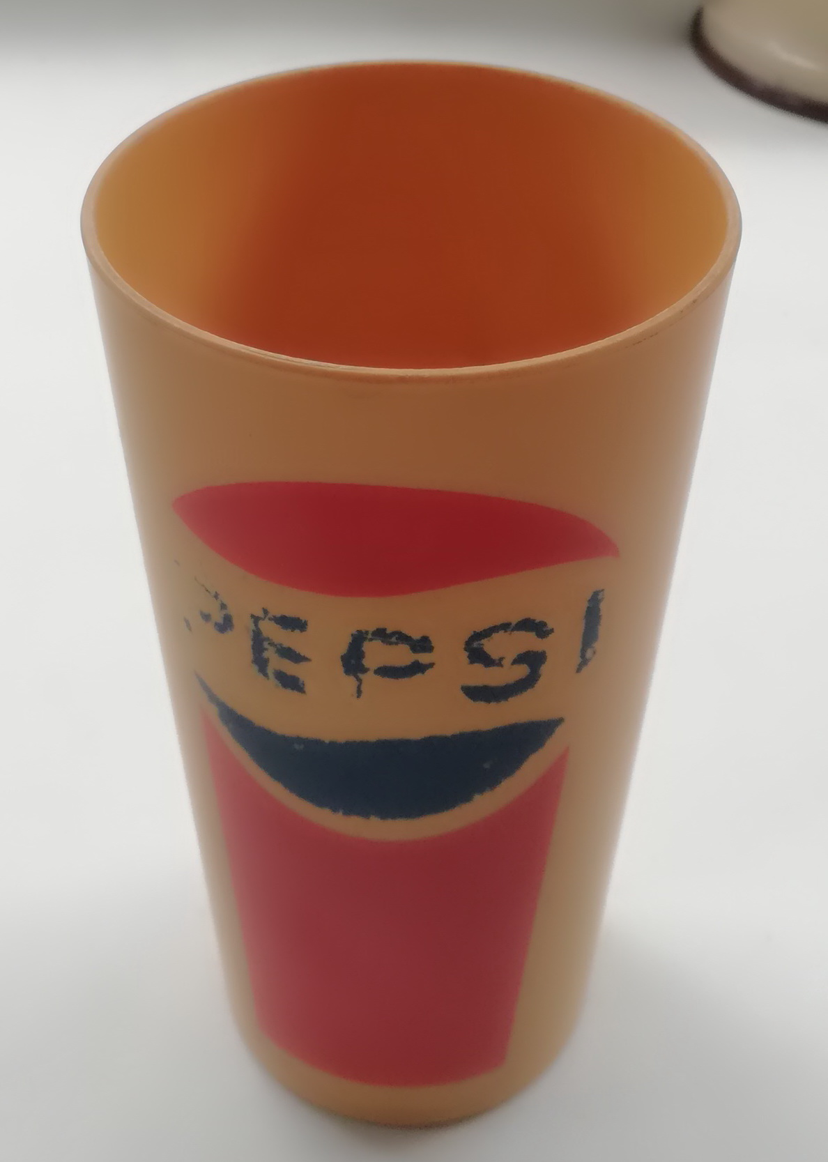 ของเก่าสะสม แก้วน้ำพลาสติก ของสะสมจากPepsi เส้นผ่าศูนย์กลางปากแก้วประมาณ 3" ก้นแก้วประมาณ 2" แก้วสูง 5.7" **มีตำหนิ ตามภาพ