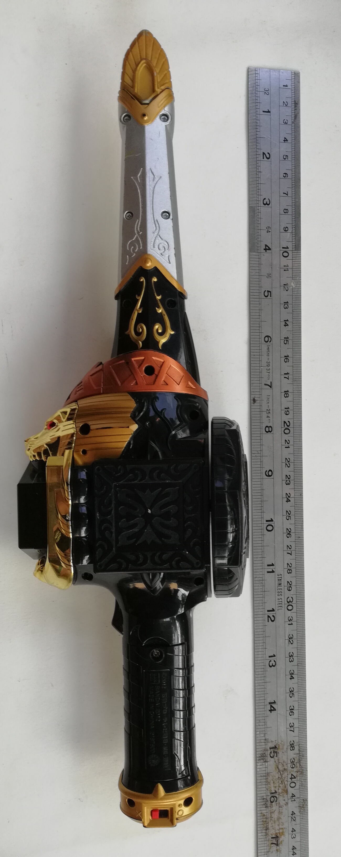 ดาบ Dice saber ของ คาเมนไรเดอร์บีสต์ Rider Beast จากซีรีย์ มาสไรเดอร์ วิซาร์ด Masked Rider Wozard ใช้เล่นกับแหวน ไรเดอร์บีสต์ ได้ทุกวง แถมแหวน โลมา1วง **มีตำหนิ โปรดตรวจสอบทุกภาพ เล่นได้ปกติ ใส่ถ่านแล้ว มีเสียง