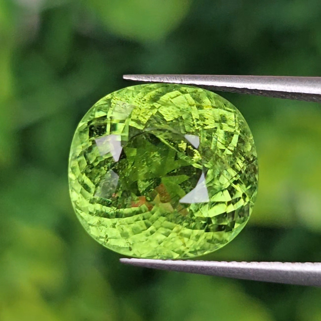 พลอย พาไรบ้า ทัวร์มาลีน Paraiba Tourmaline 11.02 กะรัต (Cts.) *สีพิเศษ เขียวนีออน neon green พร้อมใบเซอร์ พลอยแท้อัญมณีมงคล ประจําวันเกิด เครื่องประดับพลอย