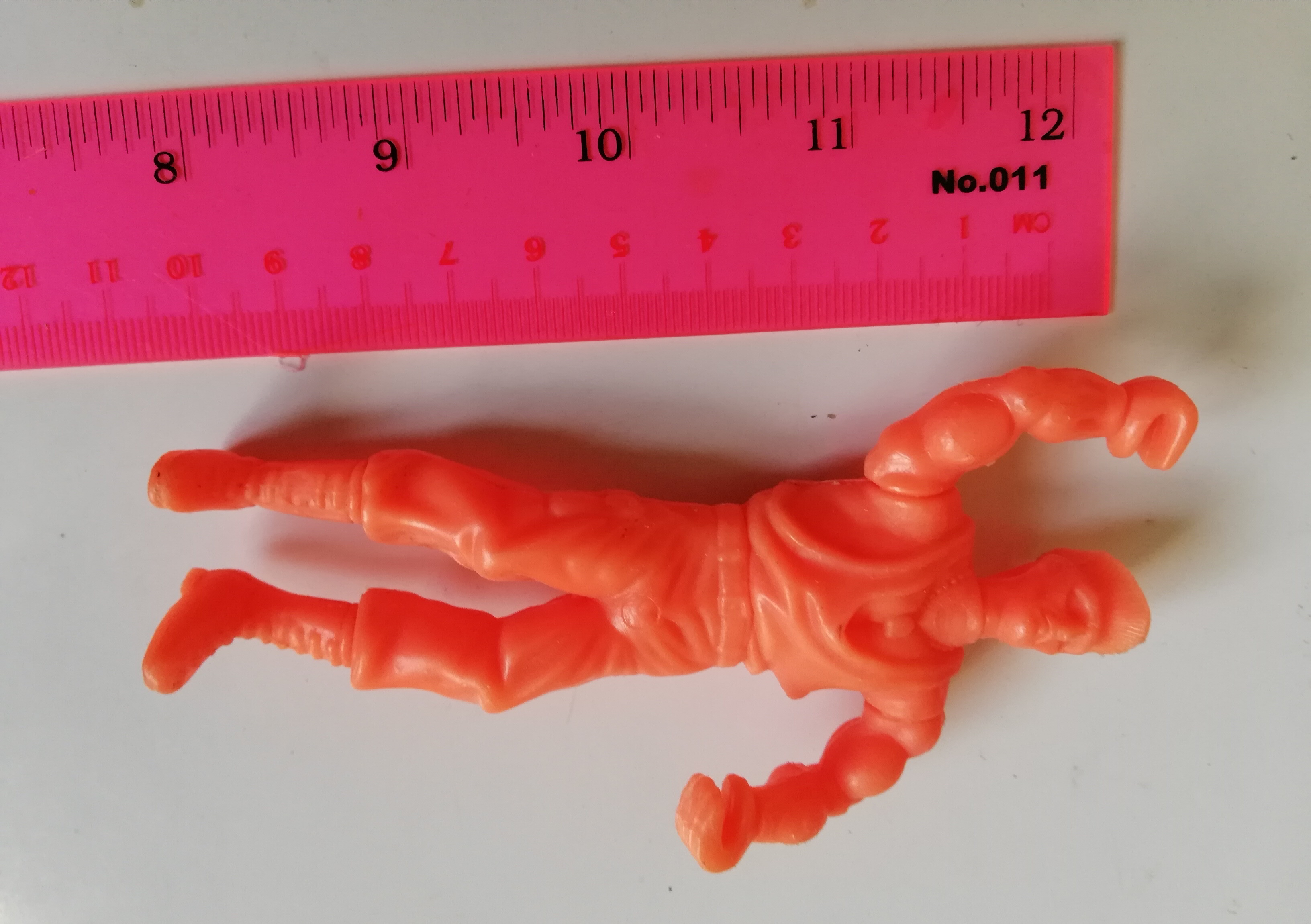 ของเล่น ของสะสม ตุ๊กตาพลาสติก 4 นิ้ว แถมขนมขบเคี้ยว ตัว กิล gill จาก สตรีท ไฟเตอร์ Street Fighter พลาสติกสีส้ม โพสท่าตายขยับไม่ได้ เก่าเก็บตามสภาพ