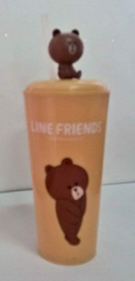 แก้วน้ำพลาสติก สีน้ำตาล ลายบราวน์, จาก Line Friends พร้อมท็อปเปอร์บราวน์ของสะสมจาก 7-11**ไม่มีฝาปิดปลายหลอด