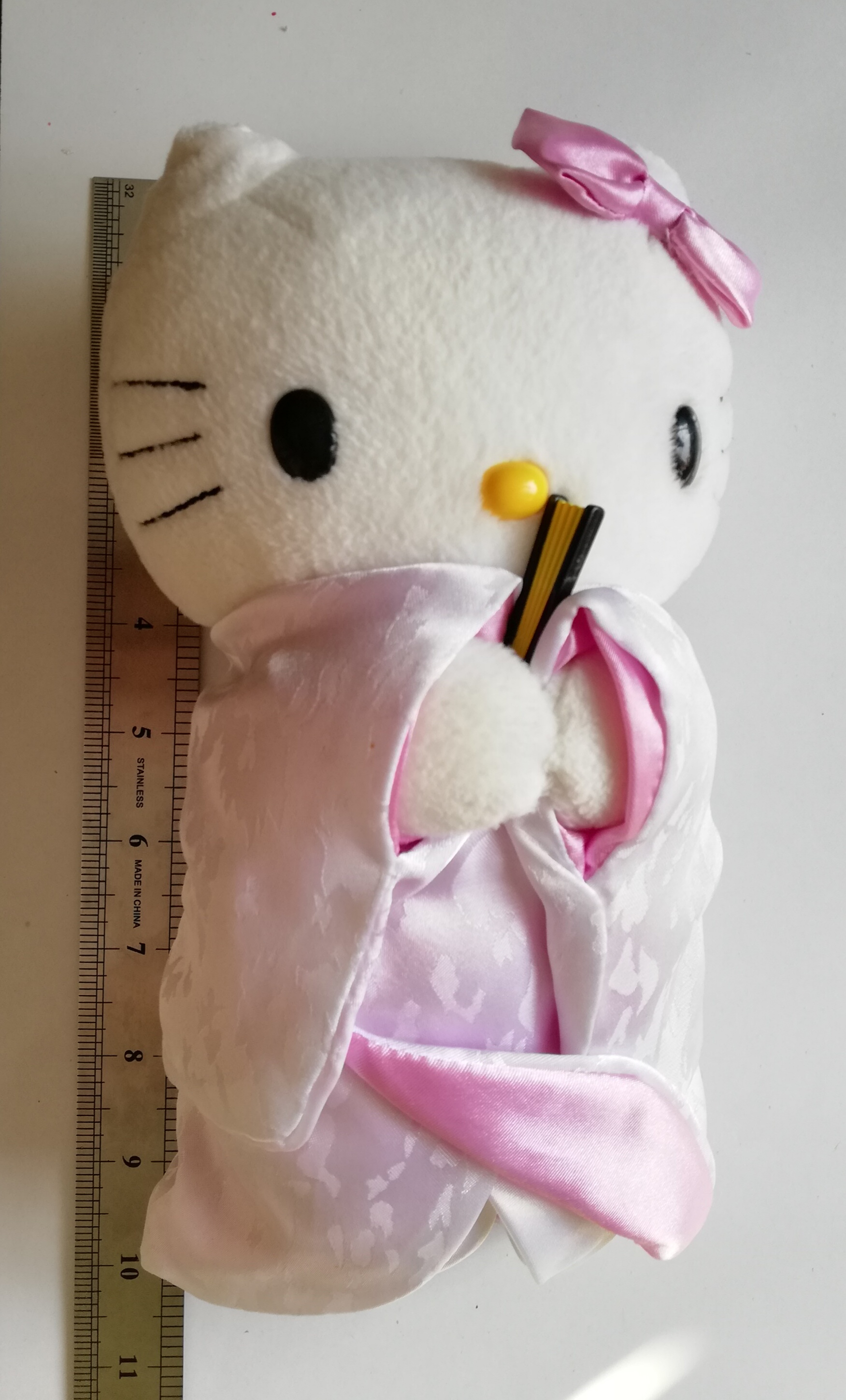 ตุ๊กตาผ้า **มีรอยเย็บที่ชุดด้านหลัง ตามภาพ, ไม่มีหมวกเจ้าสาว Hello Kitty คิตตี้ใส่ชุดญี่ปุ่น ของสะสมแมคโดนัลด์