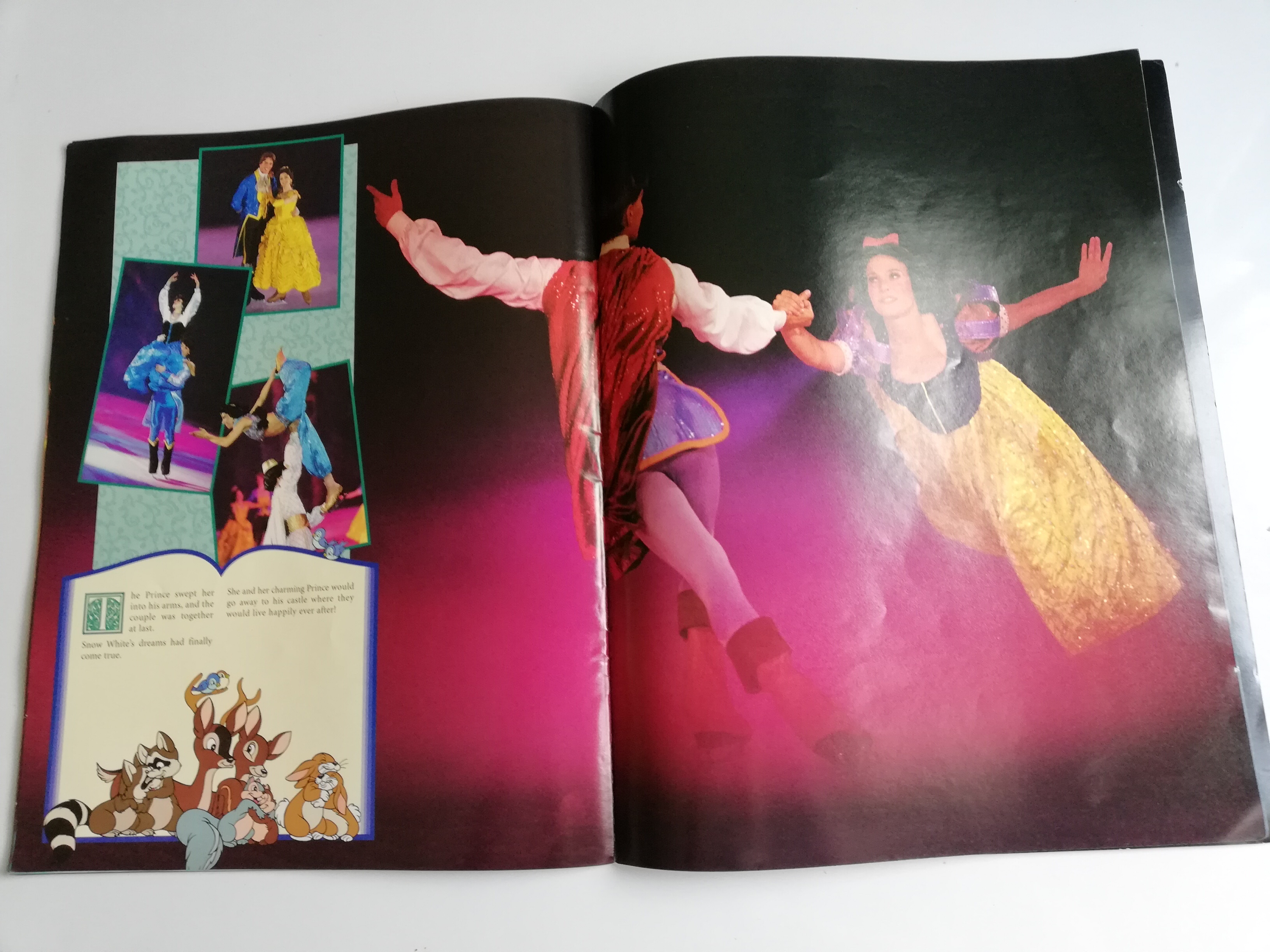 หนังสือภาพเล่มใหญ่ขนาด A3** ปกหลังมีตำหนิเล็กน้อย งานไลฟ์โชว์ "สโนส์ไวท์และคนแคระทั้งเจ็ด" Snow White and the Seven Dwarfs จาก Walt Disney's World on Ice produced by Kenneth Feld