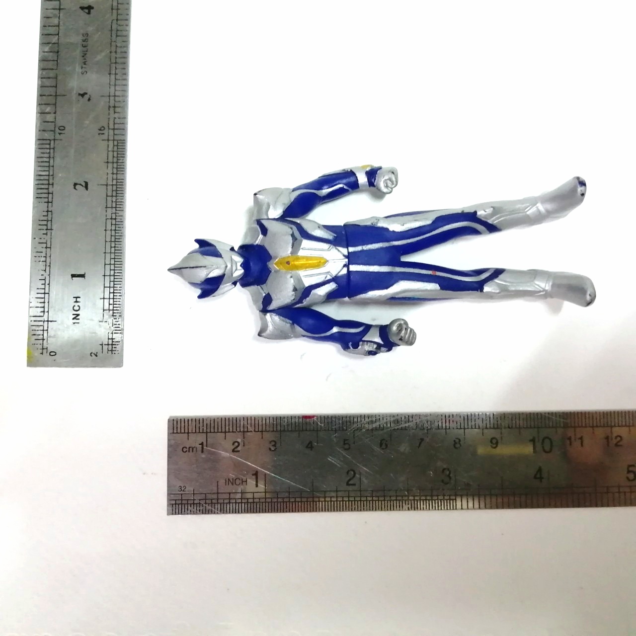 ซอฟ4นิ้ว ขนาดตามรูป ฮันเตอร์ไนท์ซุรุกิ( อุลตร้าแมนฮิคาริ ร่างใส่เกราะ) สภาพดี มีรอยบ้าง