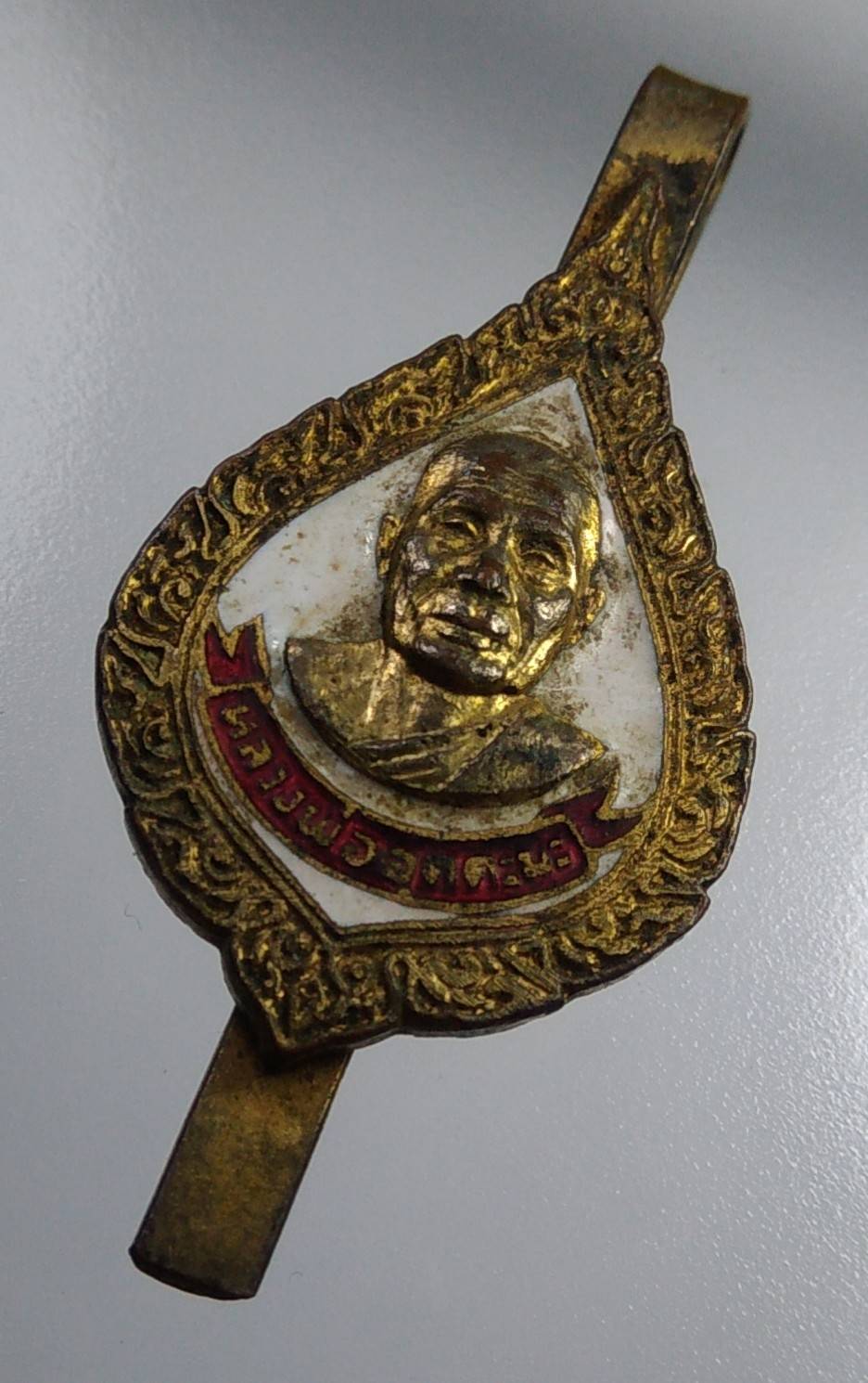 A2044 แหนบลงยา หลวงพ่ออุตตมะ วัดวังก์วิเวการาม จ.กาญจนบุรี