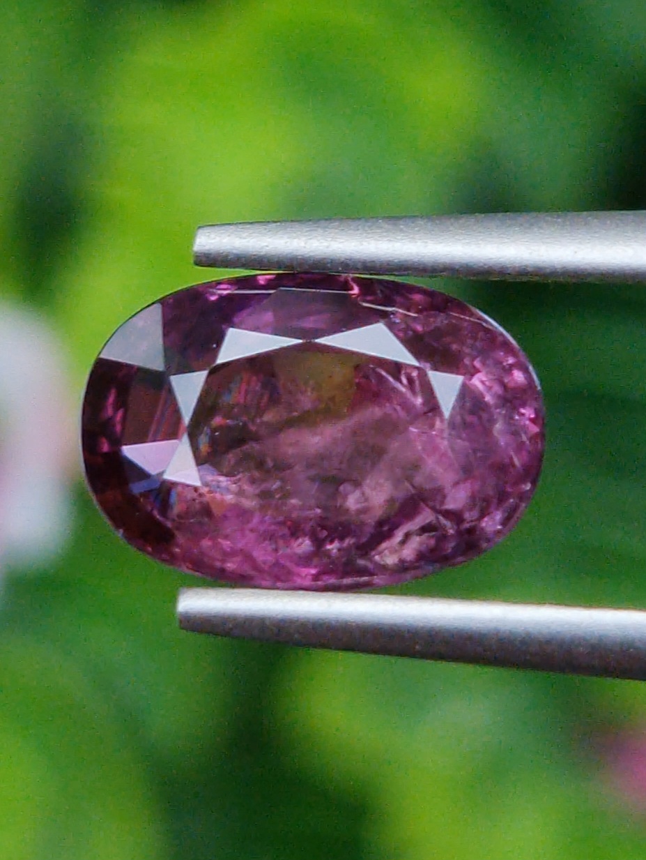 พลอย เพอเพิล แซฟไฟร์ สีม่วง Purple Sapphire ดิบ (Unheated) 2.05 กะรัต (Cts.) พร้อมใบเซอร์ พลอยแท้ อัญมณีมงคลประจําวันเกิด เครื่องประดับพลอย