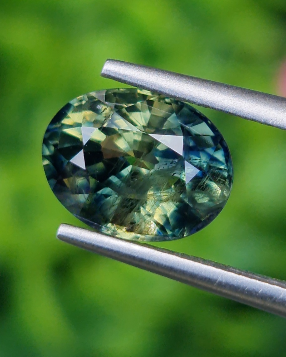 พลอย แซฟไฟร์ 3 สี Tri-Color Sapphire 3.45 กะรัต (Cts.) พลอยแท้ อัญมณีมงคลประจําวันเกิด เครื่องประดับพลอย