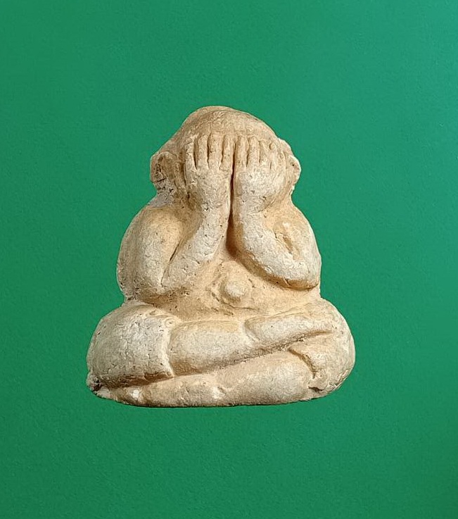 ผ3018 พระผง พระปิดตาสองหน้า หลวงปู่เทพโลกอุดร