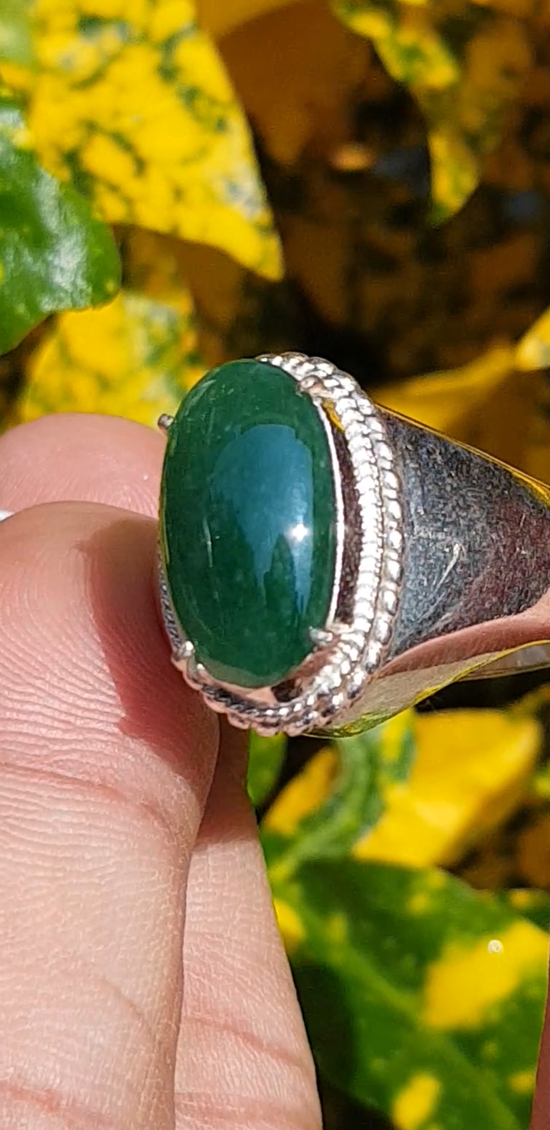 หยก พม่า แท้ Jade แหวนหยก 翡翠戒指 (Jadeite ring) 3.00 กะรัต (Cts.) ดิบ ไม่ผ่านการปรับปรุง (Type A) พม่า (Myanmar)