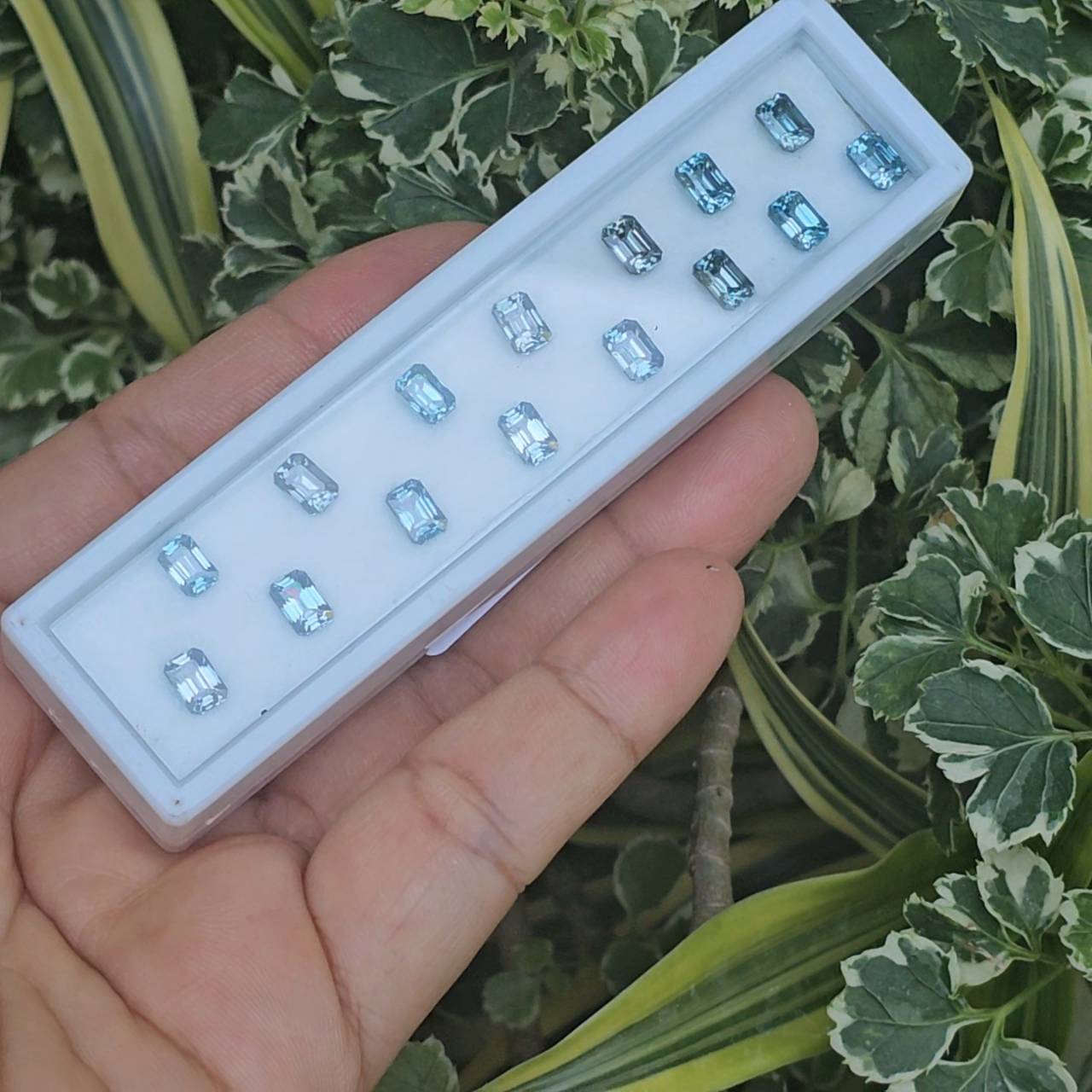 พลอย เพทาย (Zircon) 15.05 กะรัต (Cts.) 15 (Pcs.) พลอยแท้ อัญมณีมงคลประจําวันเกิด เครื่องประดับพลอย