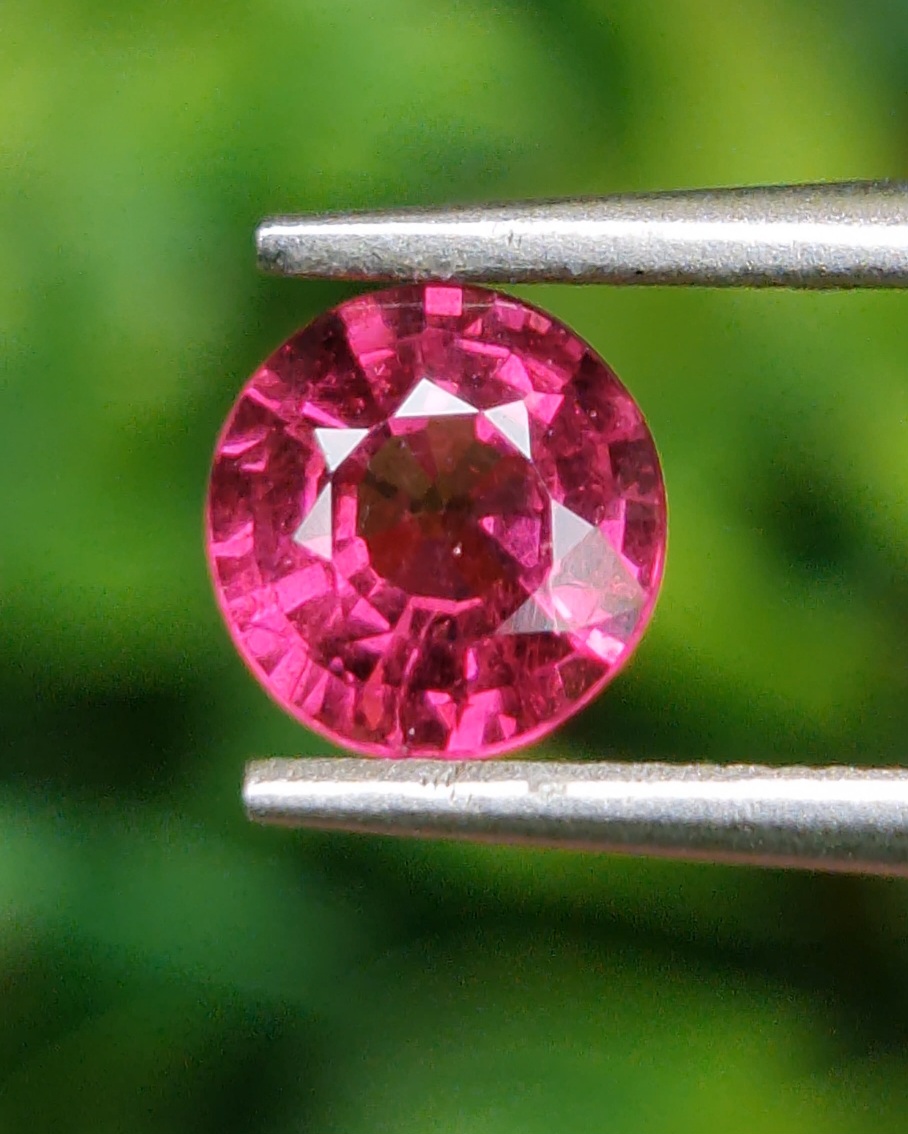 พลอย โรโดไลต์ กาเน็ท Rhodolite Garnet 0.82 กะรัต Cts.พลอยแท้ อัญมณีมงคลประจําวันเกิด เครื่องประดับพลอย