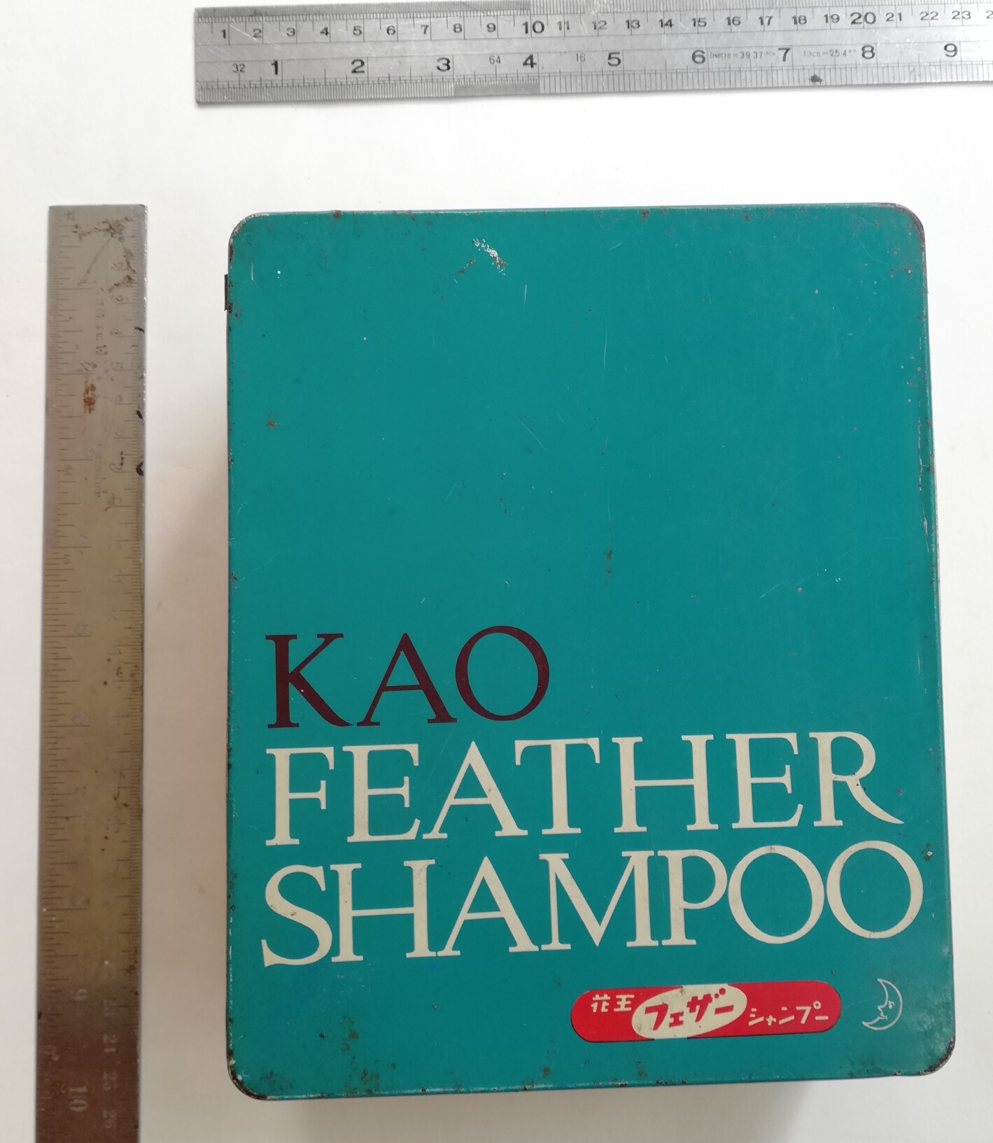 กล่องสังกะสี (กล่องโลหะ)ยาสระผมแฟซ่าเก่า สีฟ้าอมเขียว ด้านในใต้ฝาเป็นรูปผู้หญิง KAO FEATHER SHAMPOO