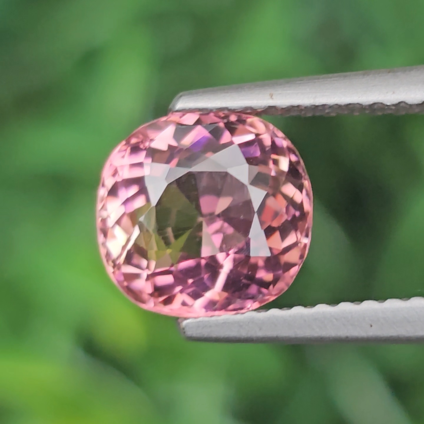 พลอย ทัวร์มาลีน Tourmaline 1.97 กะรัต (Cts.) พลอยแท้ อัญมณีมงคลประจําวันเกิด เครื่องประดับพลอย