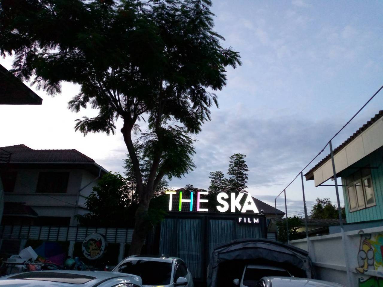 ป้ายอะคริลิคไฟออกรอบตัว ป้ายเดอะสะกางานป้ายกล่องไฟออกหน้า THE SKA