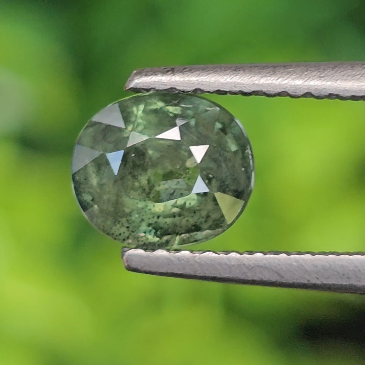 พลอย เขียวส่อง Green Sapphire 1.16 กะรัต (Cts.) พลอยแท้ อัญมณีมงคลประจําวันเกิด เครื่องประดับพลอย