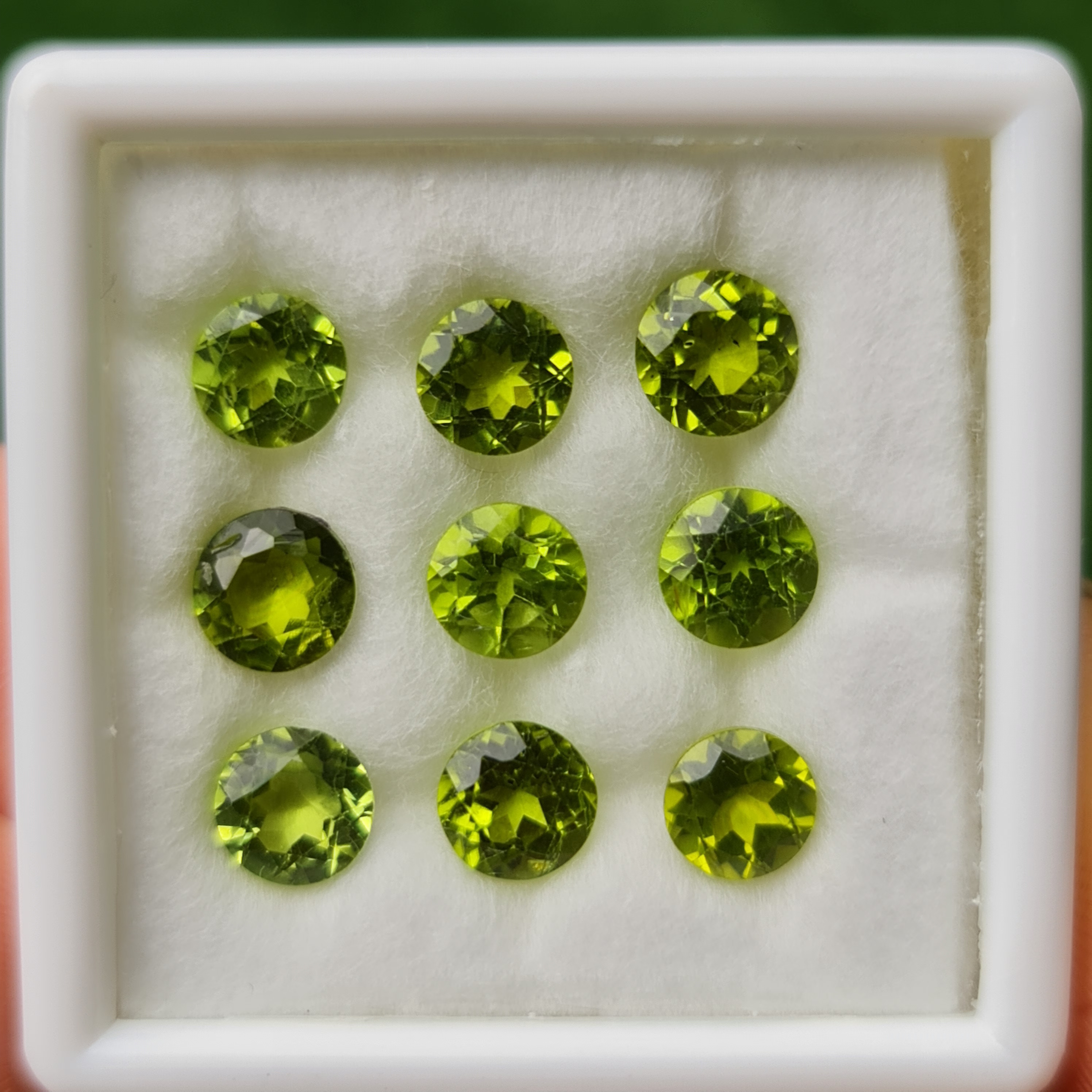 พลอย เพอริดอต Peridot 9.00 กะรัต (Cts.) 9 เม็ด (pcs.) พลอยแท้ อัญมณีมงคลประจําวันเกิด เครื่องประดับพลอย 9.00