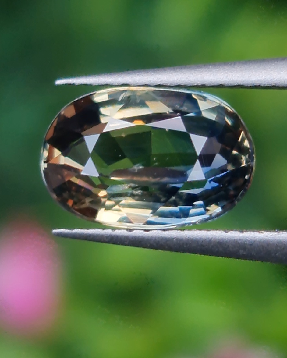 พลอย แซฟไฟร์ 2 สี Bi-Color Sapphire 2.05 กะรัต (Cts.) พลอยแท้ อัญมณีมงคลประจําวันเกิด เครื่องประดับพลอย