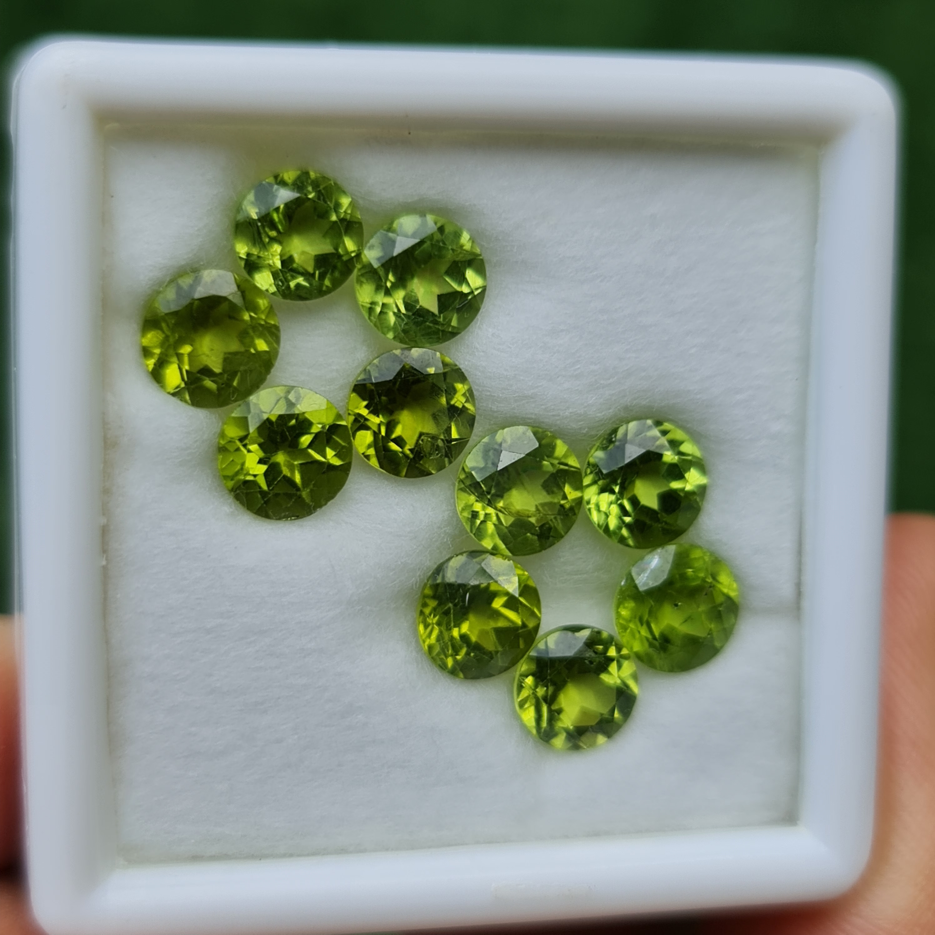 พลอย เพอริดอต Peridot 9.61 กะรัต (Cts.) 10 เม็ด (pcs.) พลอยแท้ อัญมณีมงคลประจําวันเกิด เครื่องประดับพลอย