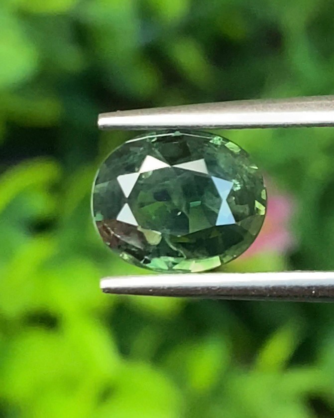พลอย เขียวส่อง Green Sapphire ดิบ Unheated 1.90 กะรัต (Cts.) พลอยแท้ อัญมณีมงคลประจําวันเกิด เครื่องประดับพลอย