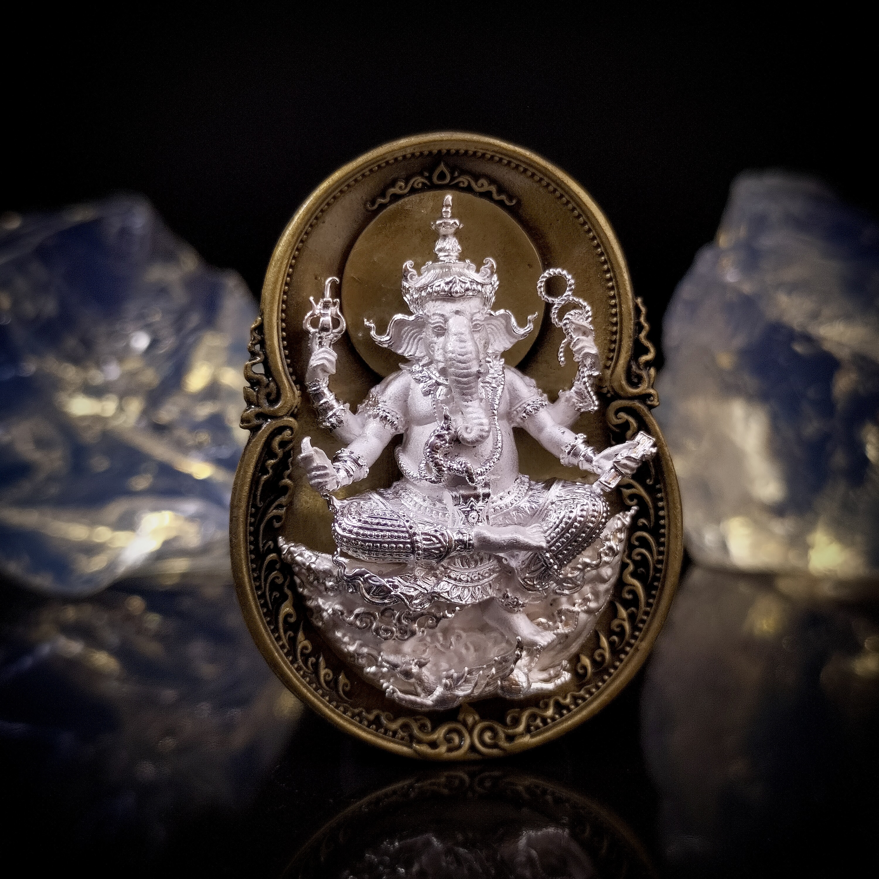 เหรียญพระพิฆเนศ รุ่น สุข สำเร็จ รวย เนื้อบรอนซ์ซาติน องค์ชุบเงิน